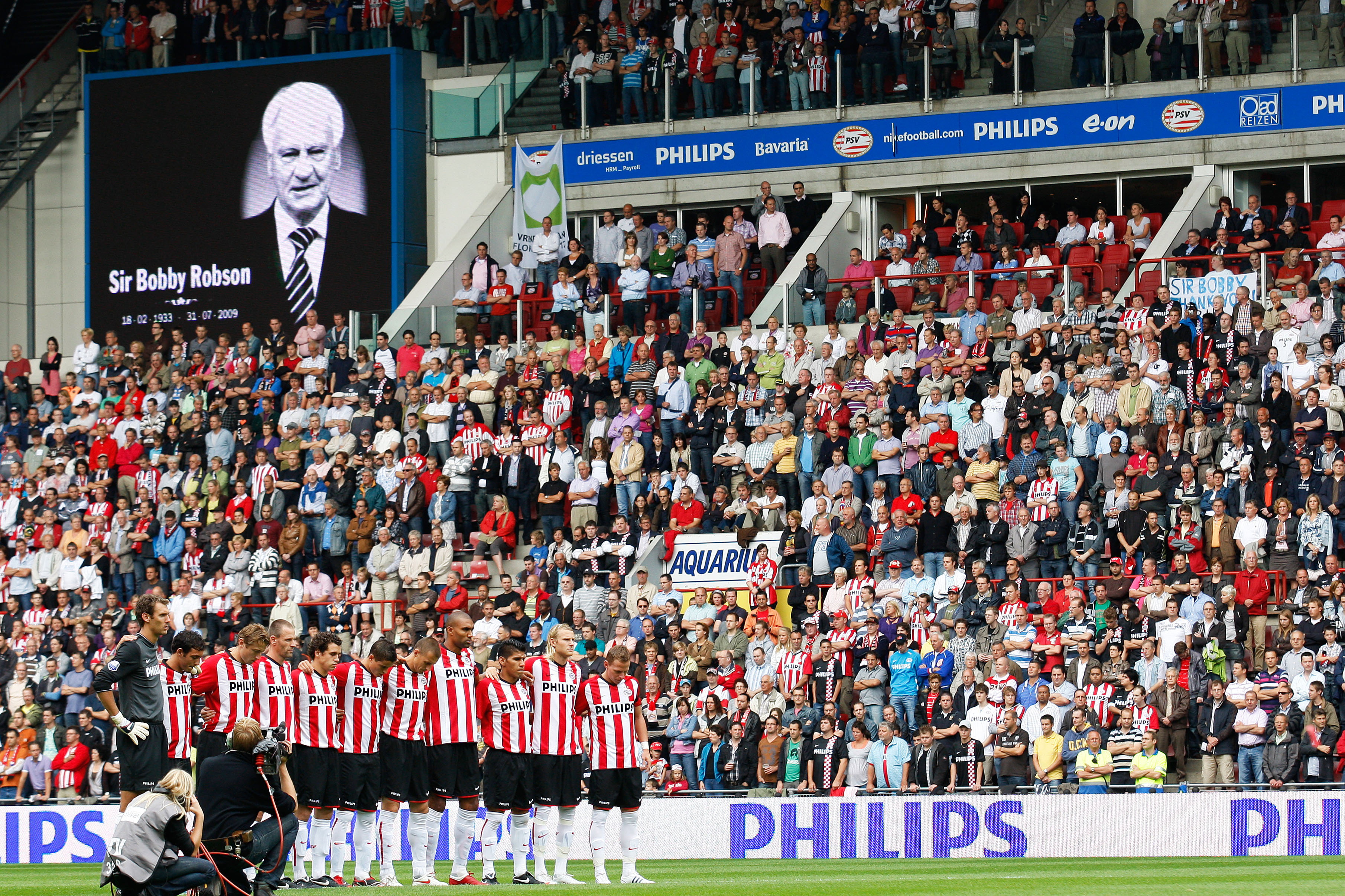 PSV houdt een minuut stilte voor Sir Bobby Robson
