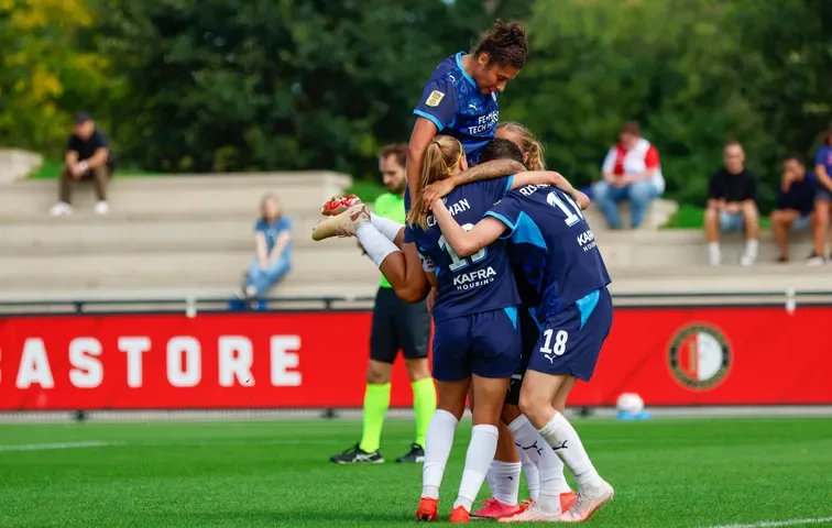 PSV juicht na een goal tegen Feyenoord