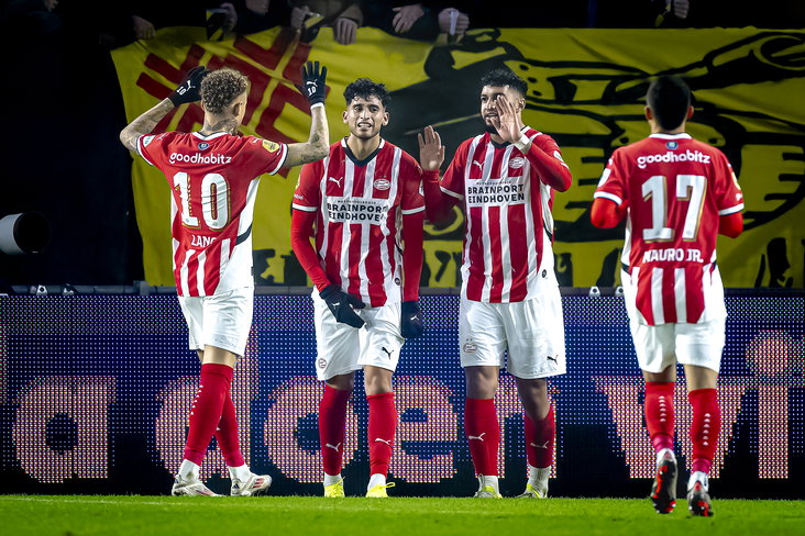 PSV-spelers juichen na een doelpunt van Ricardo Pepi