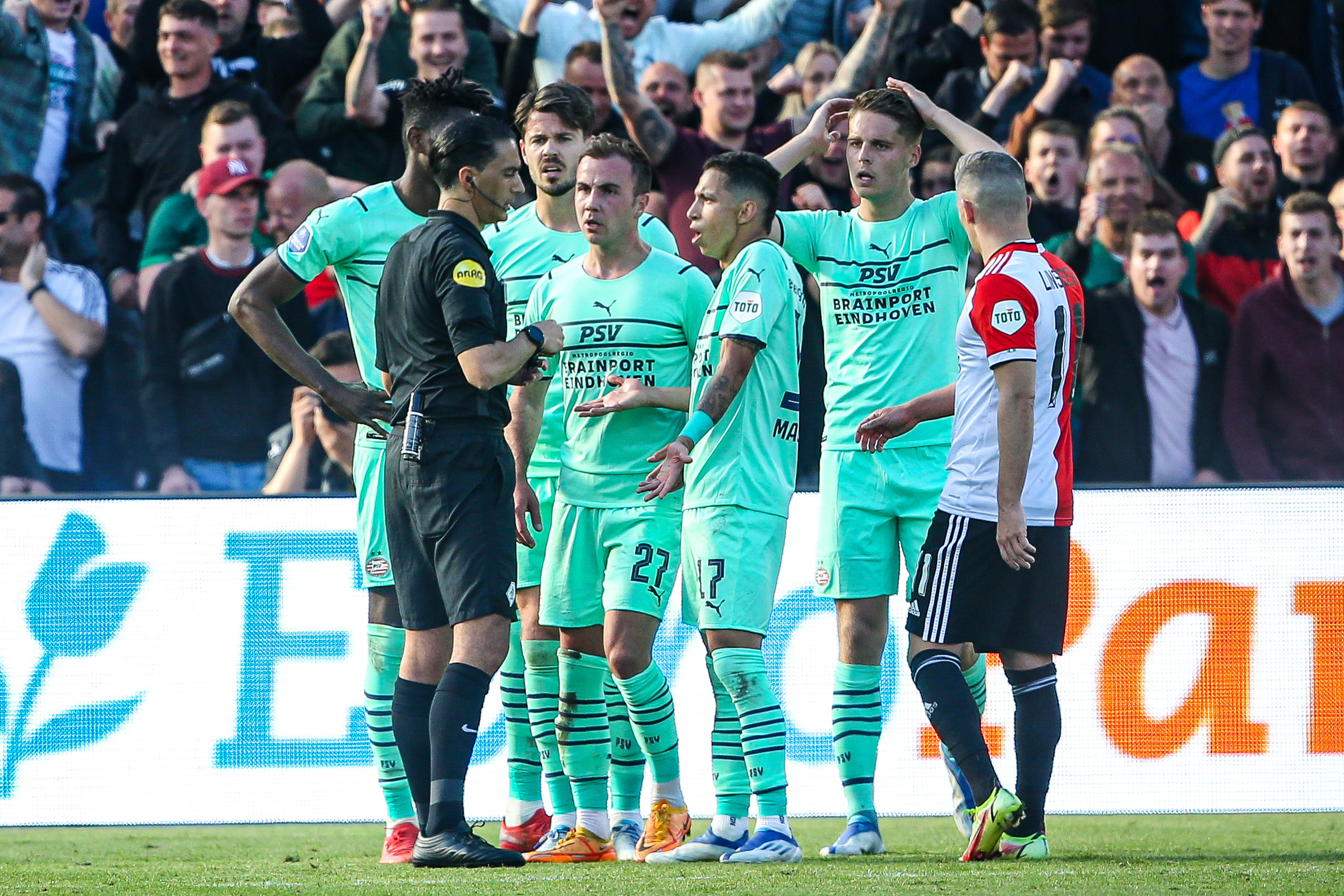 De PSV'ers protesteren tegen de onbegrijpelijke beslissing van Serdar Gözübüyük
