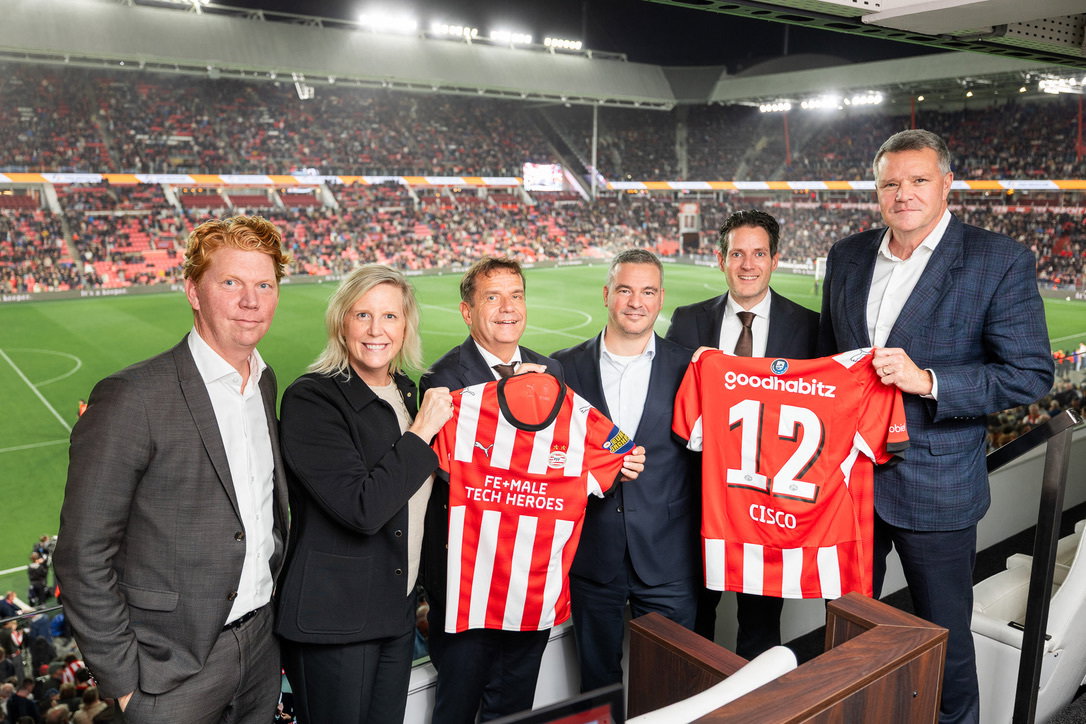 Van links naar rechtsL: Par Holgersson, Cynthia Koetsier-Beerten (Cisco), Frans Janssen (PSV), Paul van der Weijden (Cisco), Damian Bott (PSV), Guy Diedrich (Cisco)