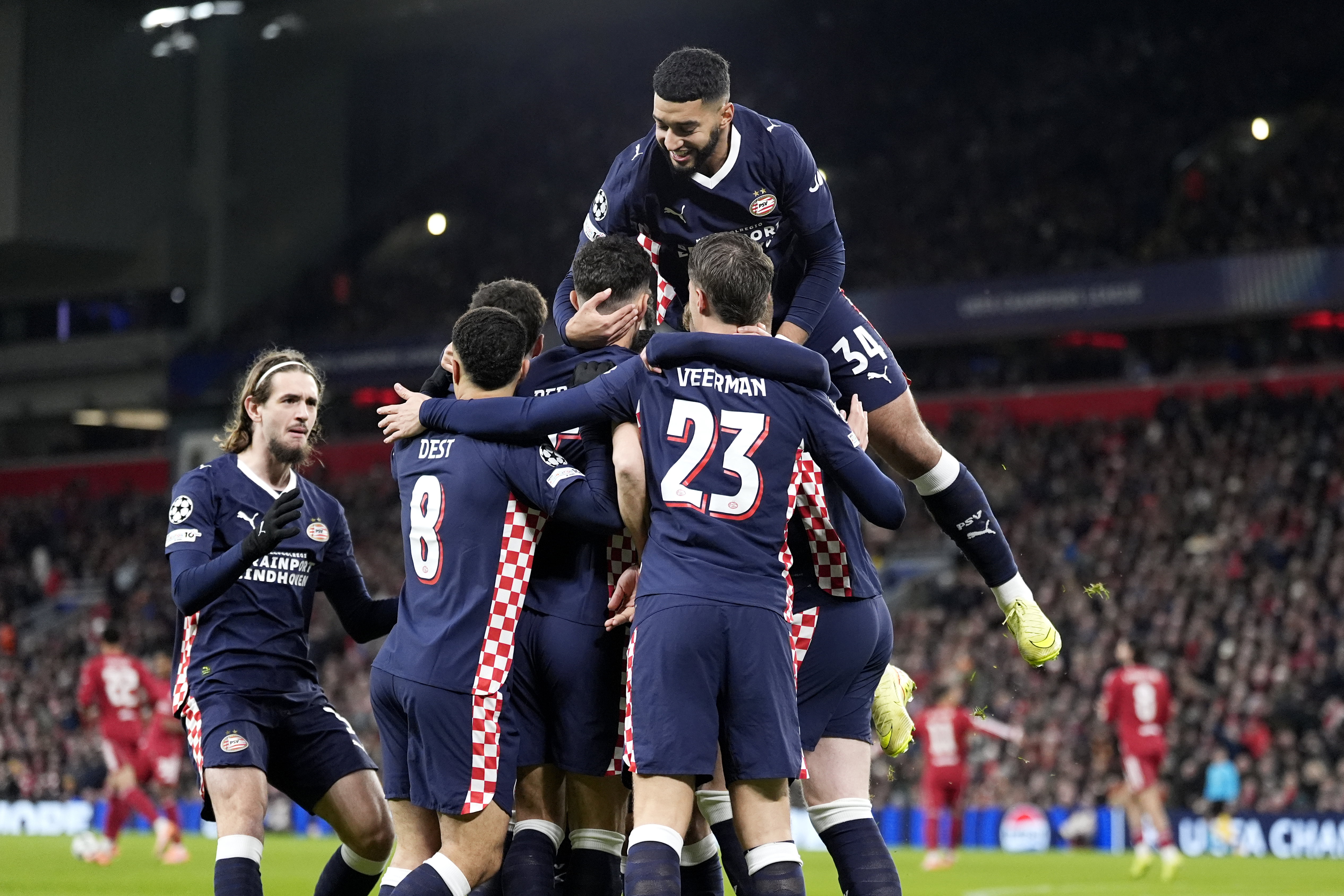 PSV viert de goal van Guus Til tegen Liverpool