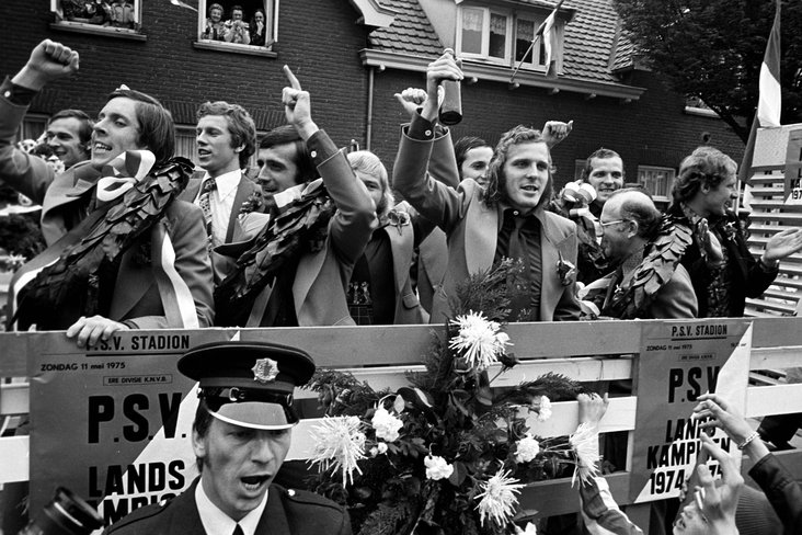 PSV viert de landstitel van 1975 in Eindhoven