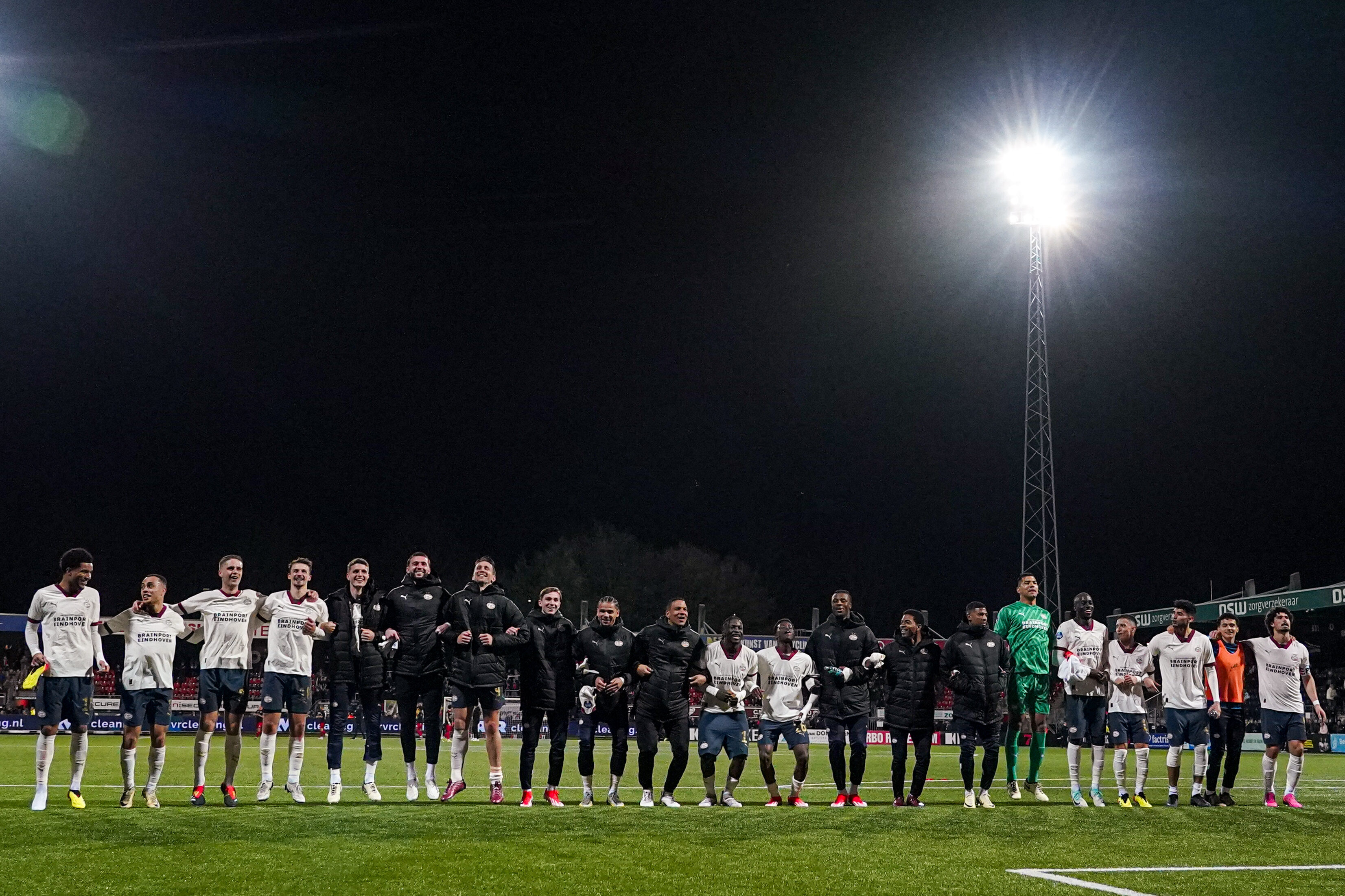 PSV viert de overwinning in Rotterdam met de supporters