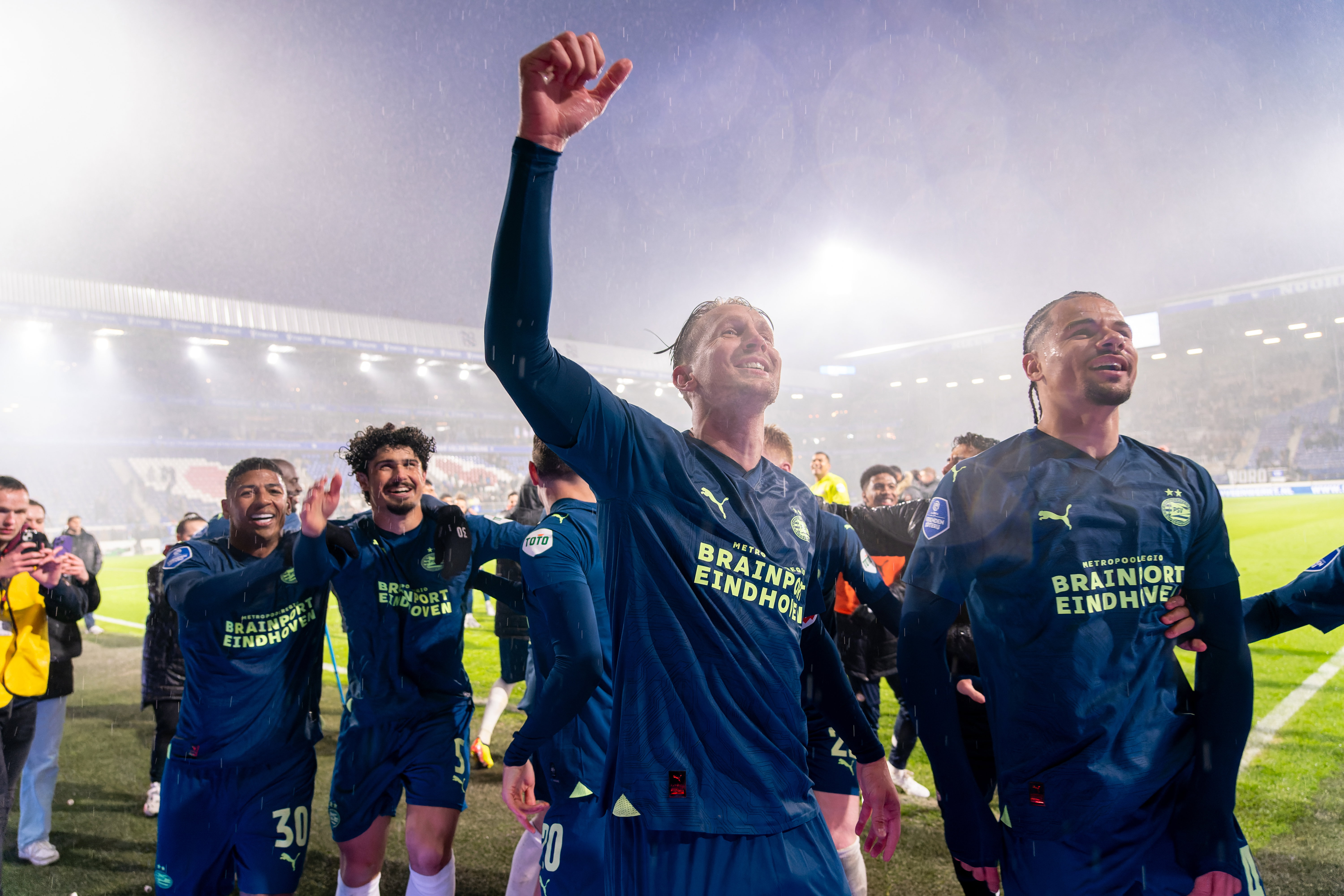 PSV viert de ruime overwinning in Heerenveen