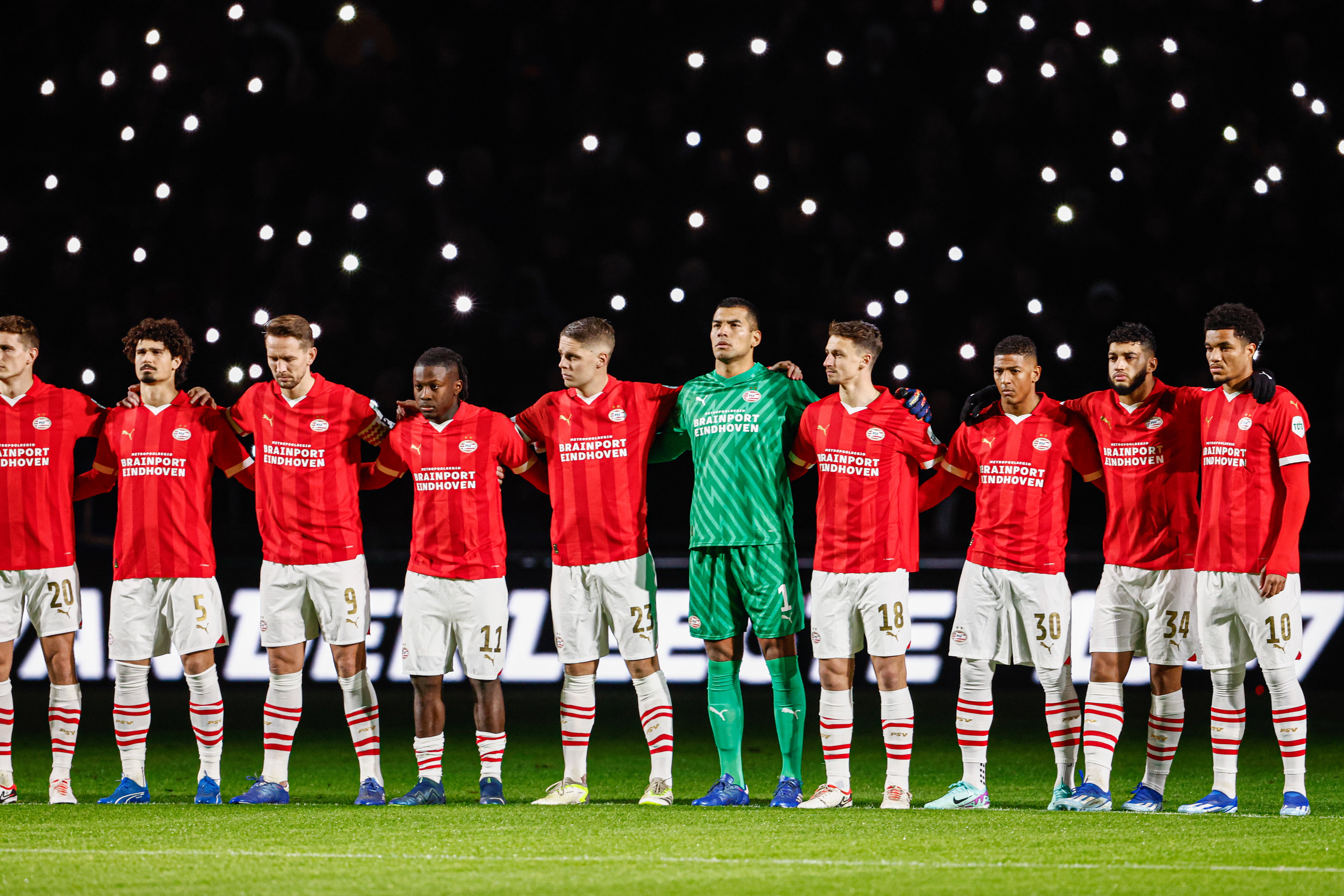 De PSV'ers tijdens de minuut stilte in het Philips Stadion