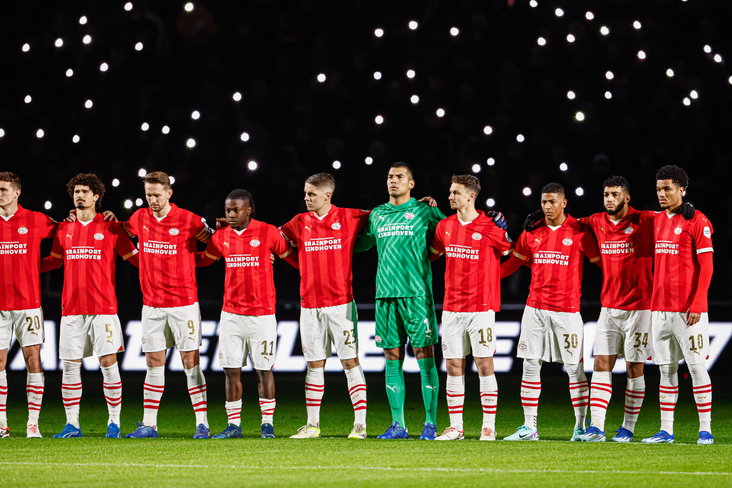 De PSV'ers tijdens de minuut stilte in het Philips Stadion