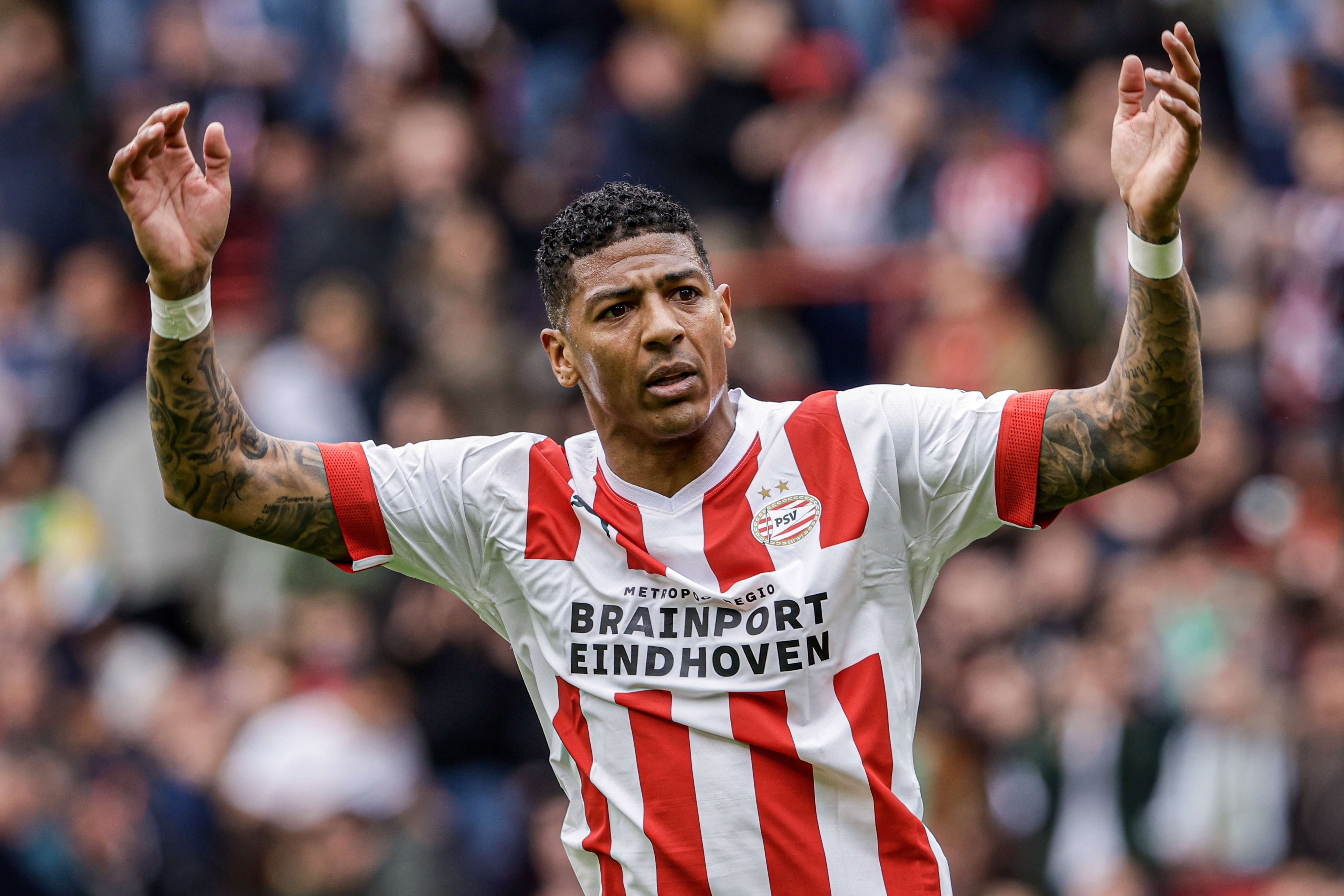 Patrick van Aanholt zweept het publiek op