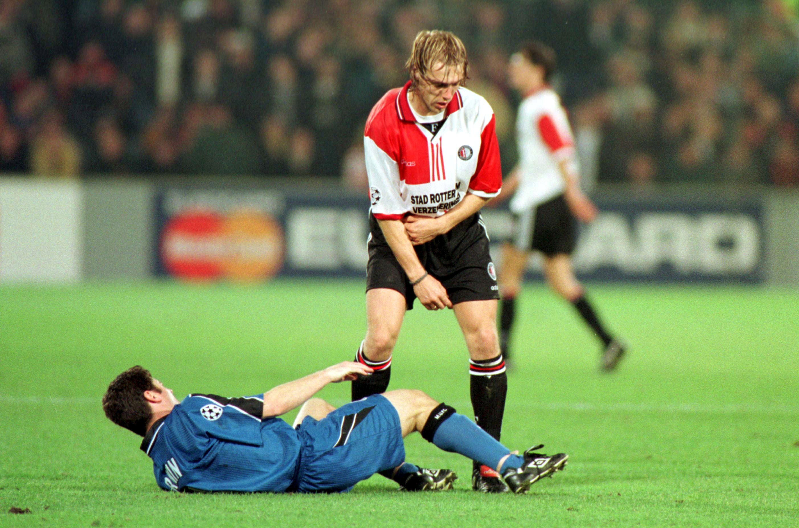 Paul Bosvelt na de schop die hij uitdeelde aan Denis Irwin