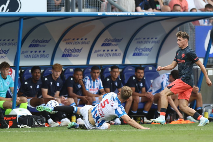 Pawel Bochniewicz probeert de bal met een sliding binnen te houden