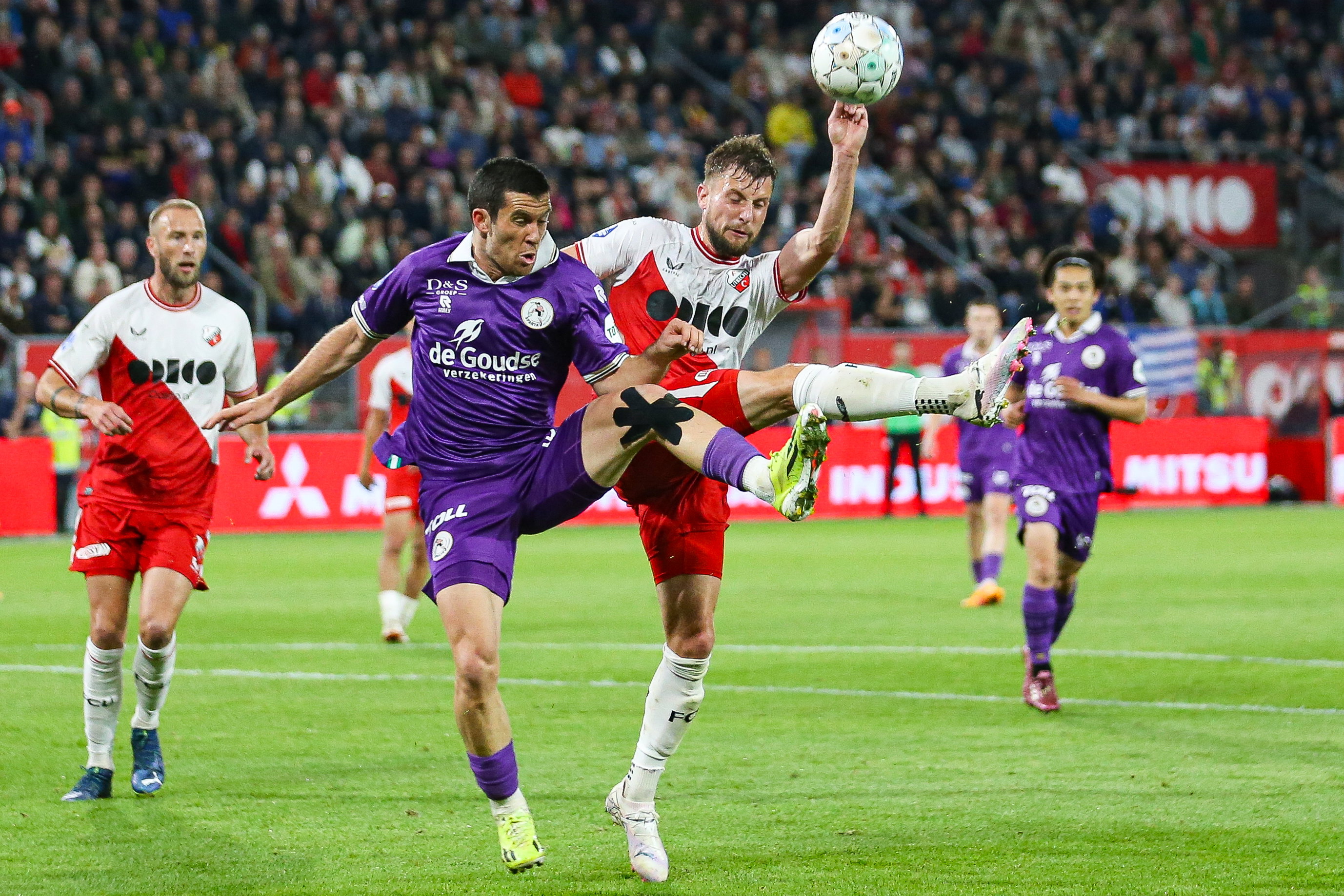Pelle Clement in actie met Hidde ter Avest