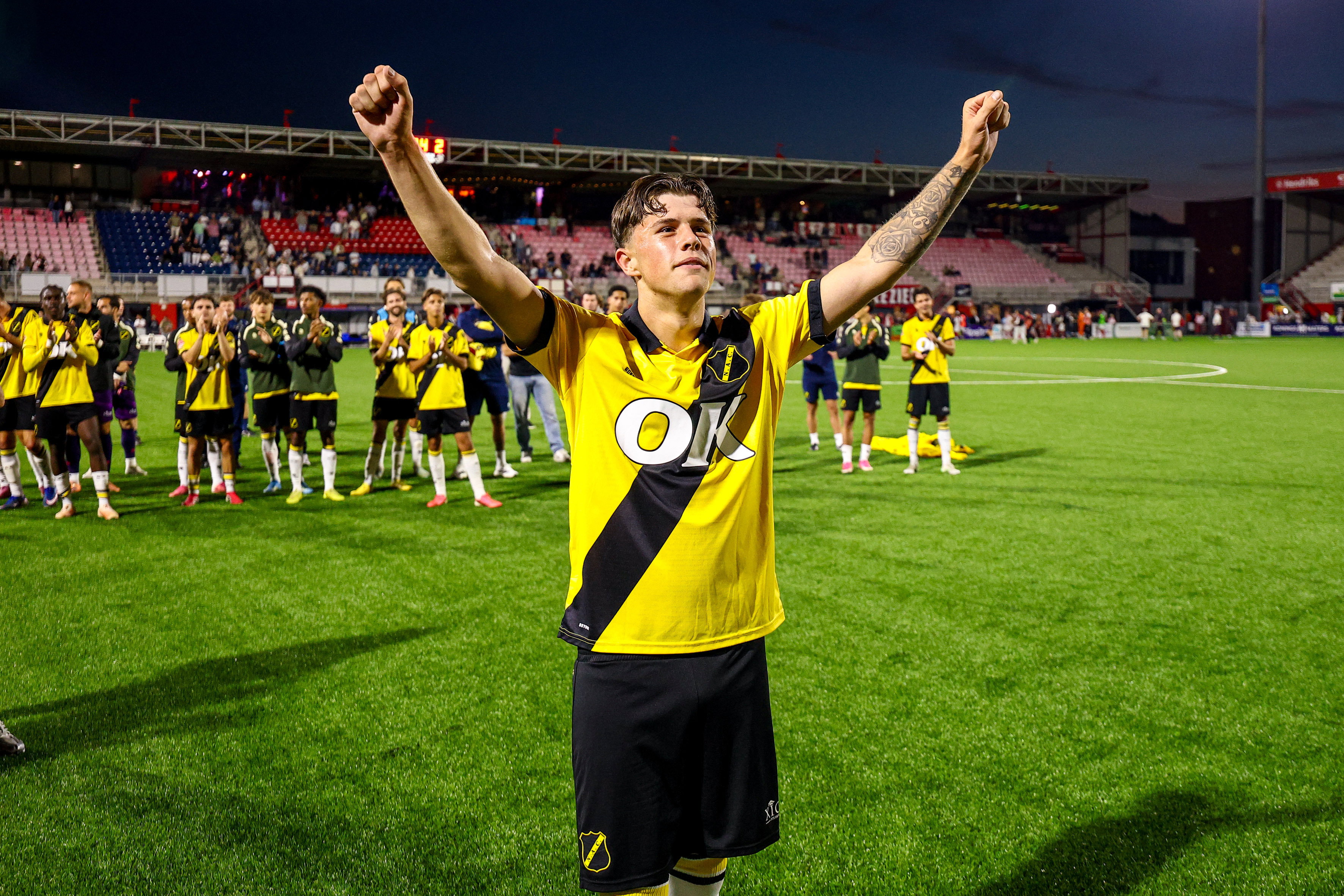 Pepijn Reulen juicht voor de fans van NAC Breda