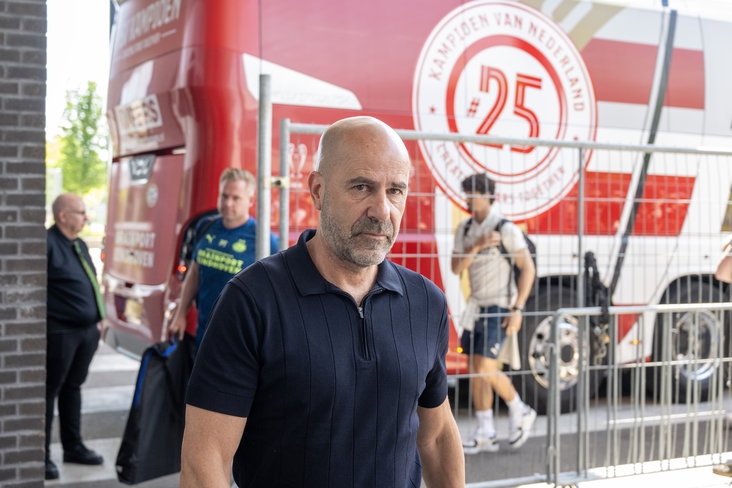 Peter Bosz bij de spelersbus in Sittard