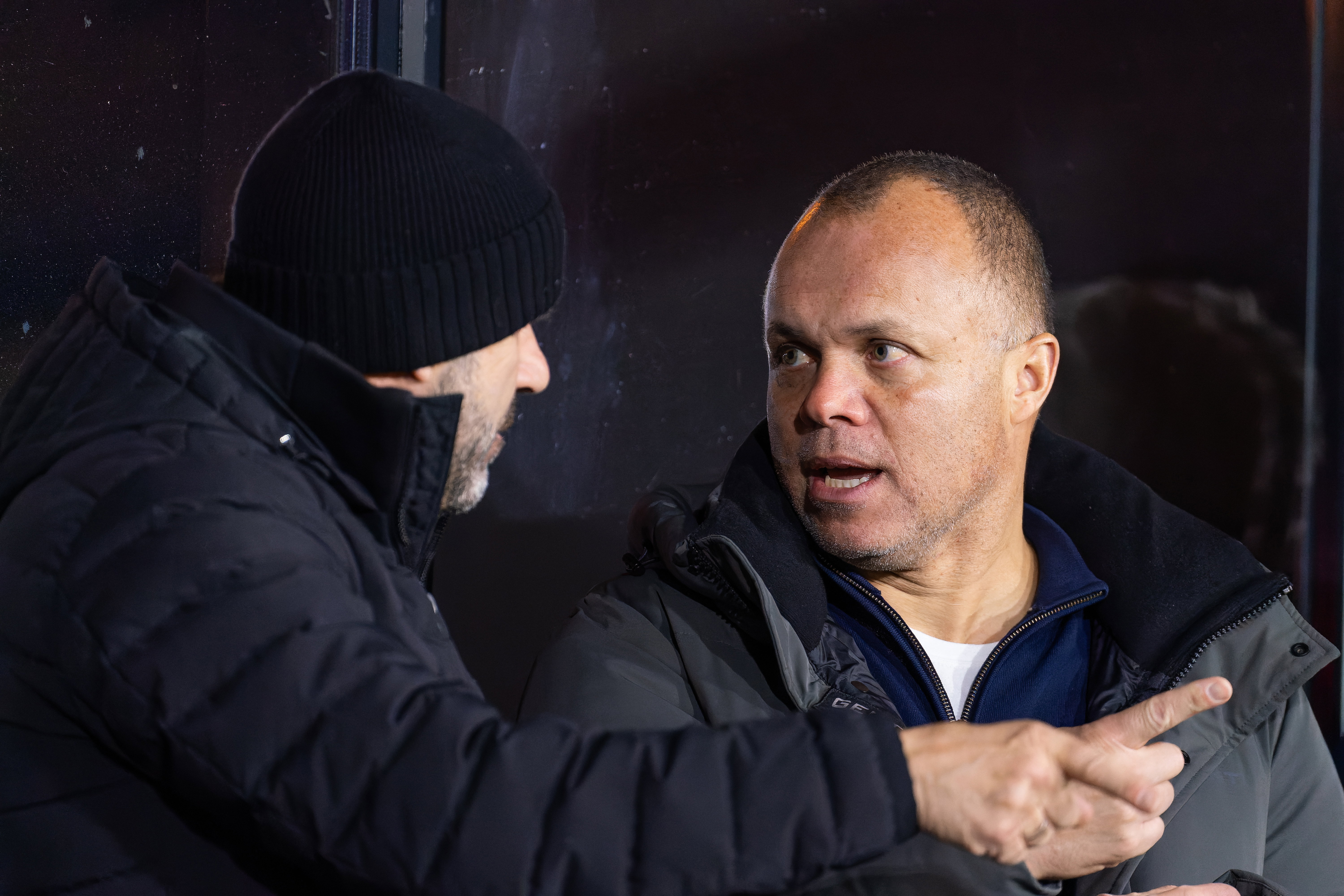 Peter Bosz en Earnest Stewart in gesprek