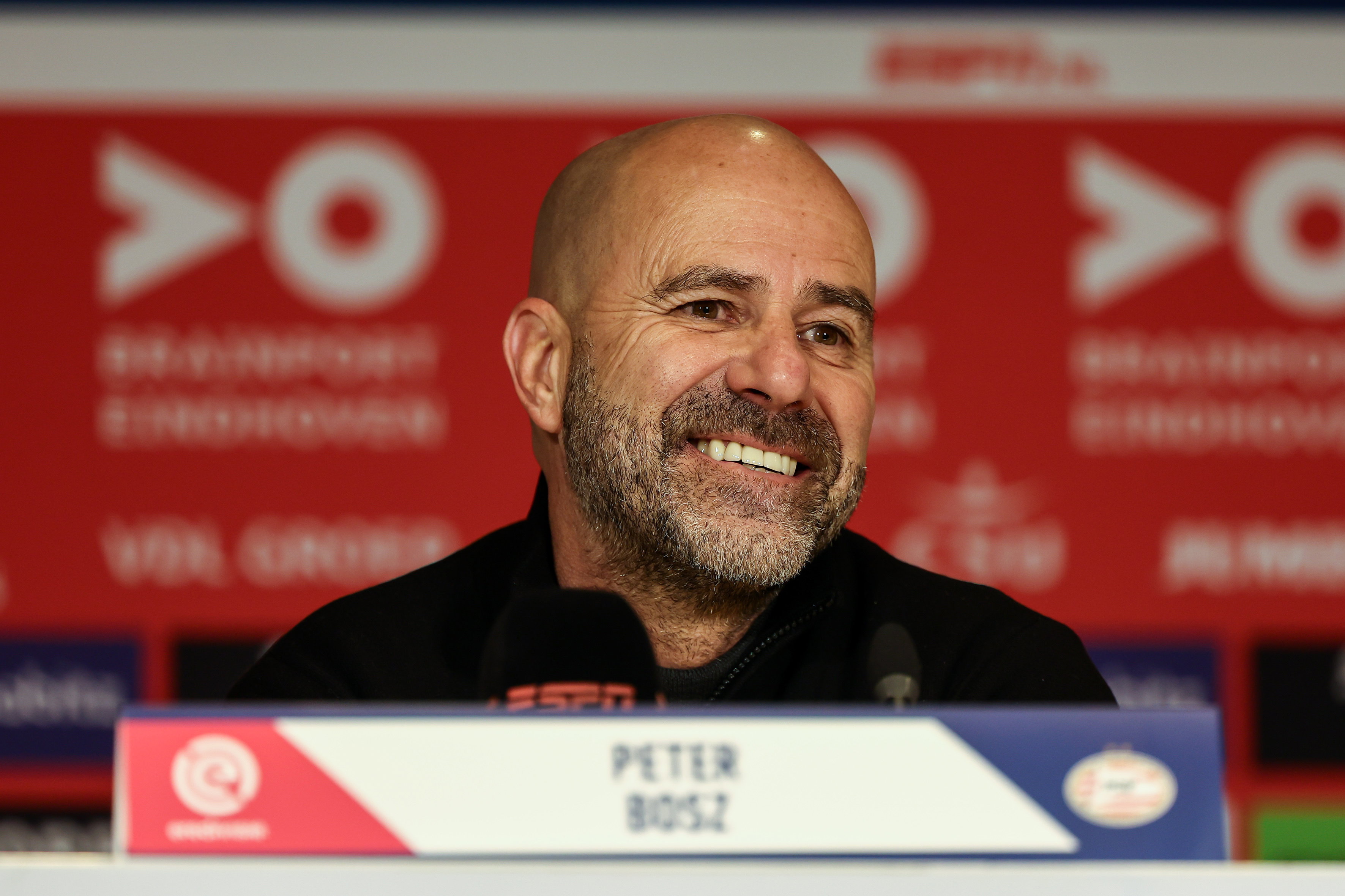 Peter Bosz lachend op de persconferentie van PSV
