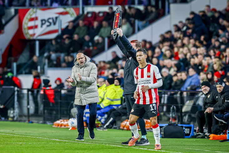 Peter Bosz moedigt Mauro Junior aan