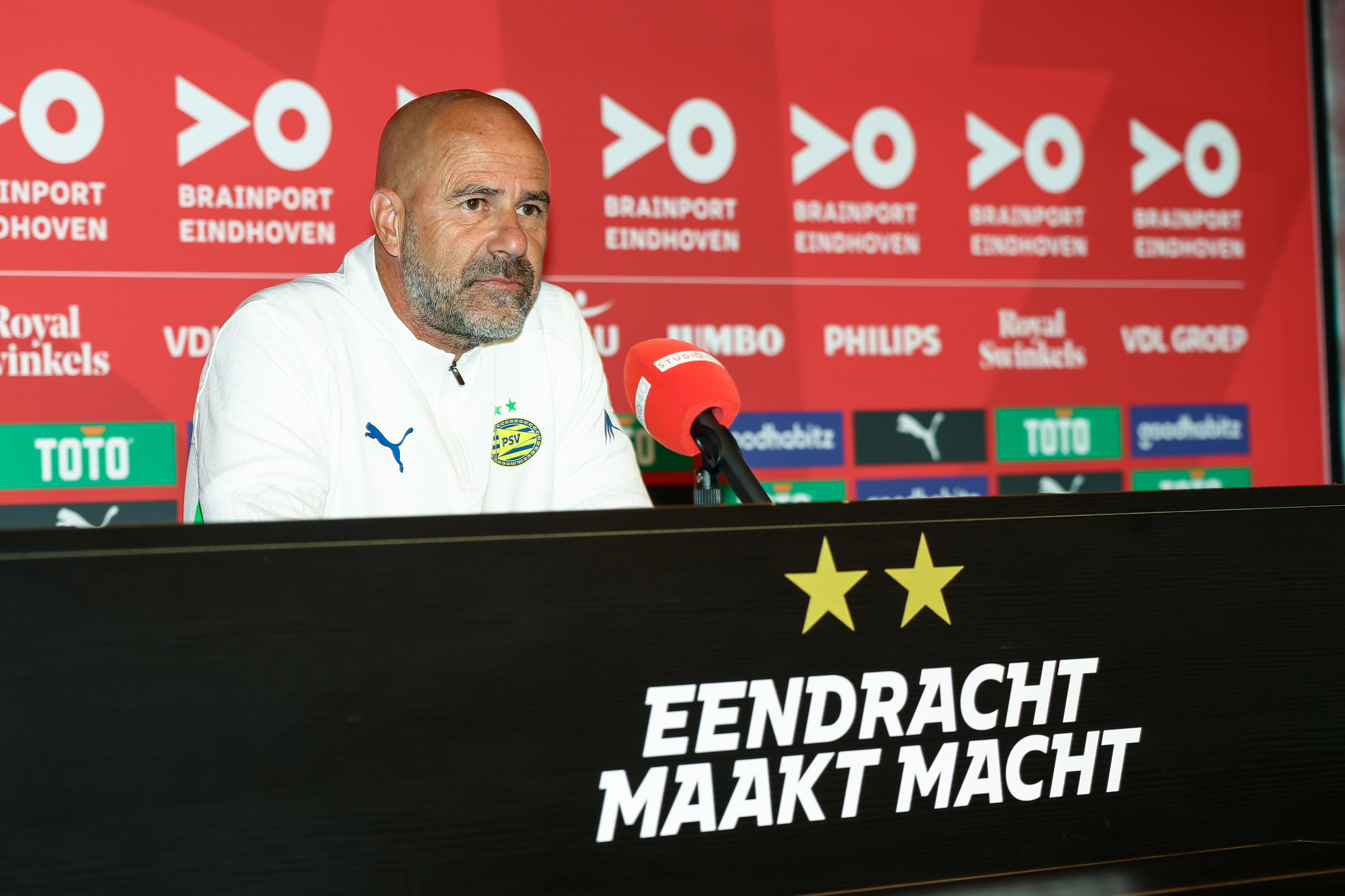 Peter Bosz op de eerste persconferentie van het seizoen