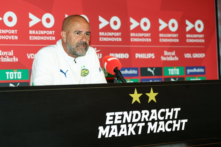 Peter Bosz op de eerste persconferentie van het seizoen