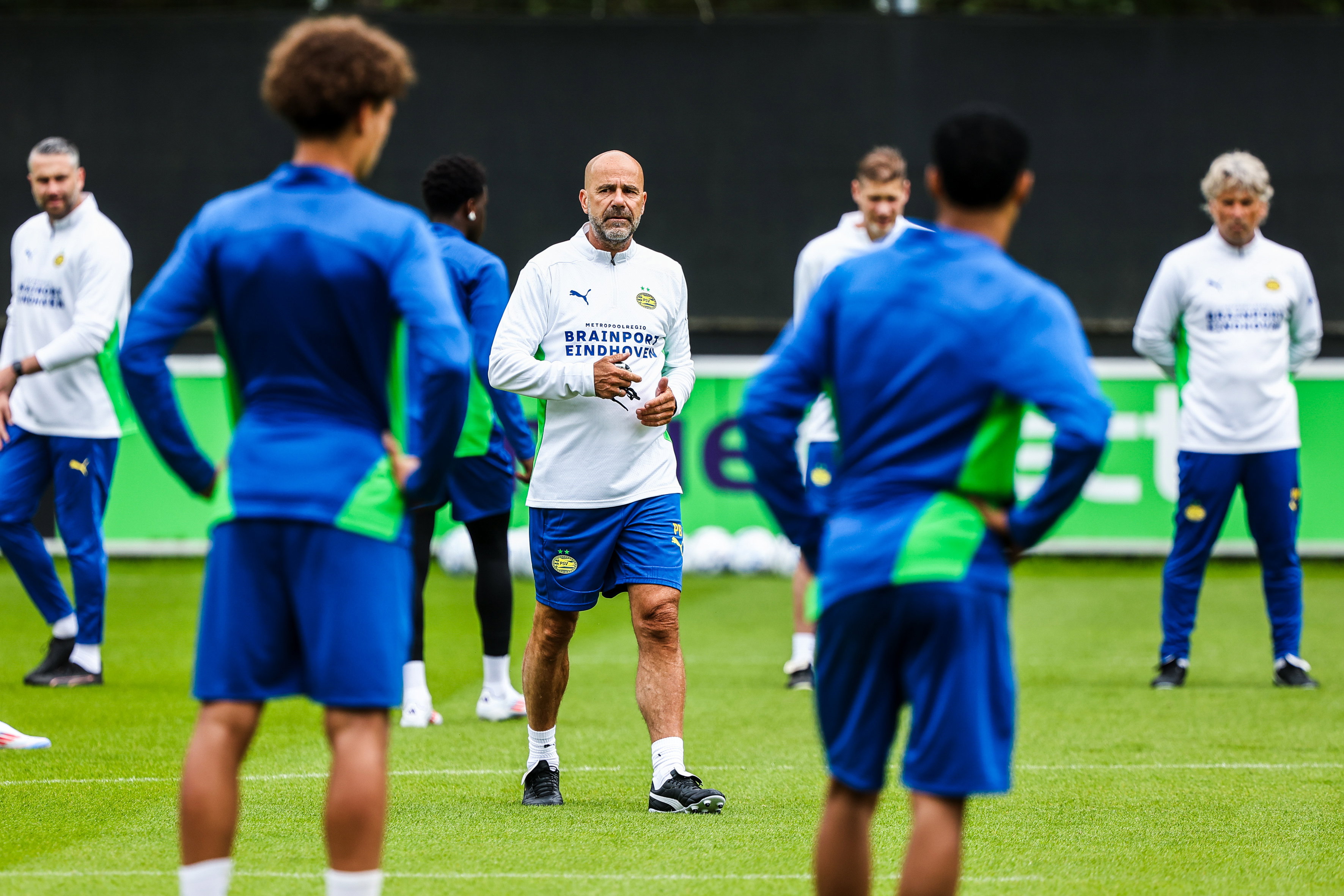 Peter Bosz leidt de training bij PSV