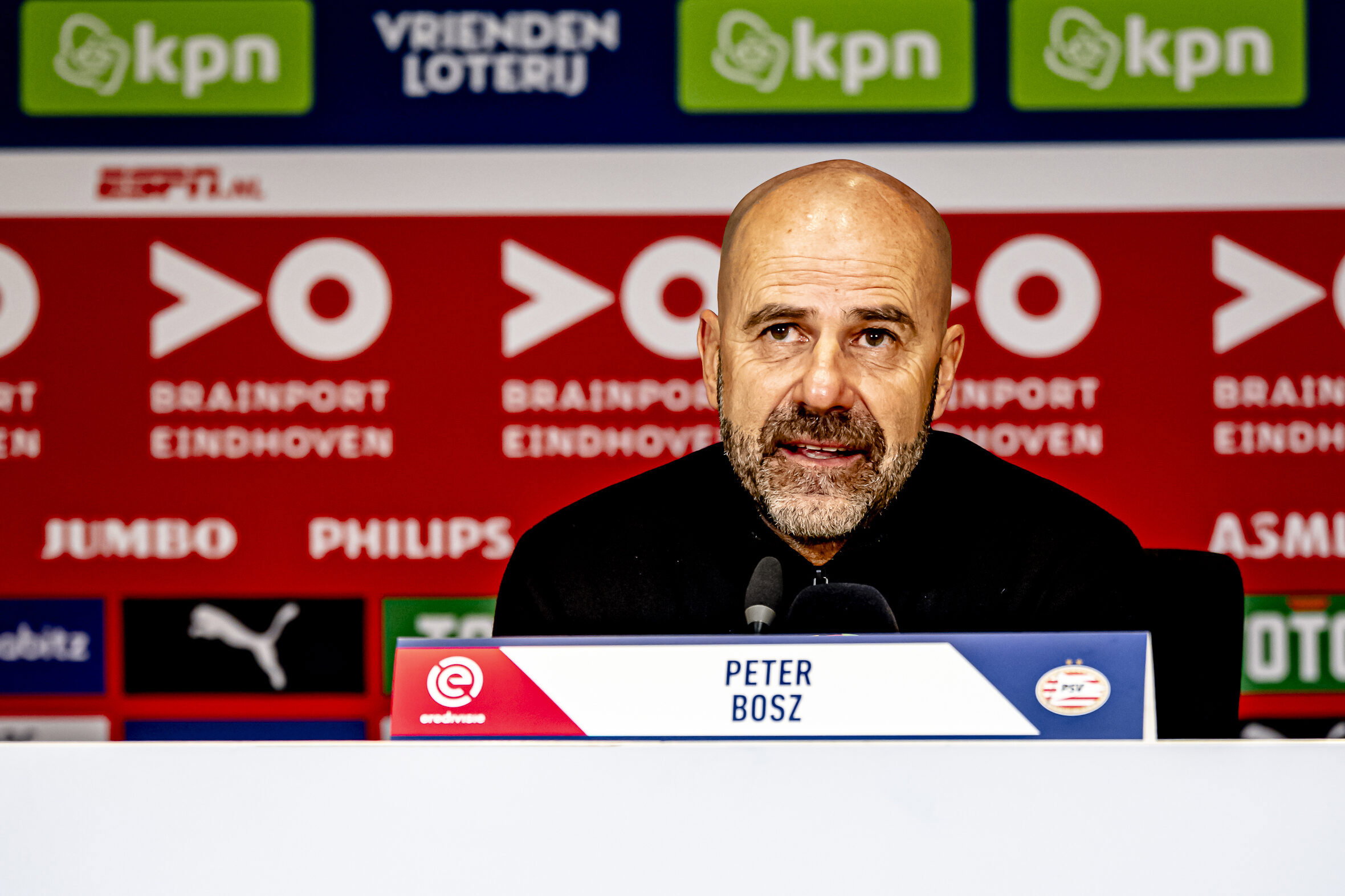 Peter Bosz op de persconferentie van PSV