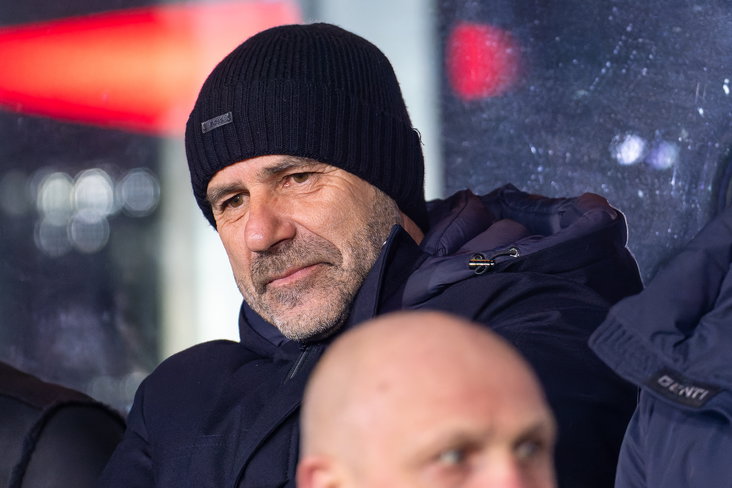 Peter Bosz op de tribune van De Herdgang