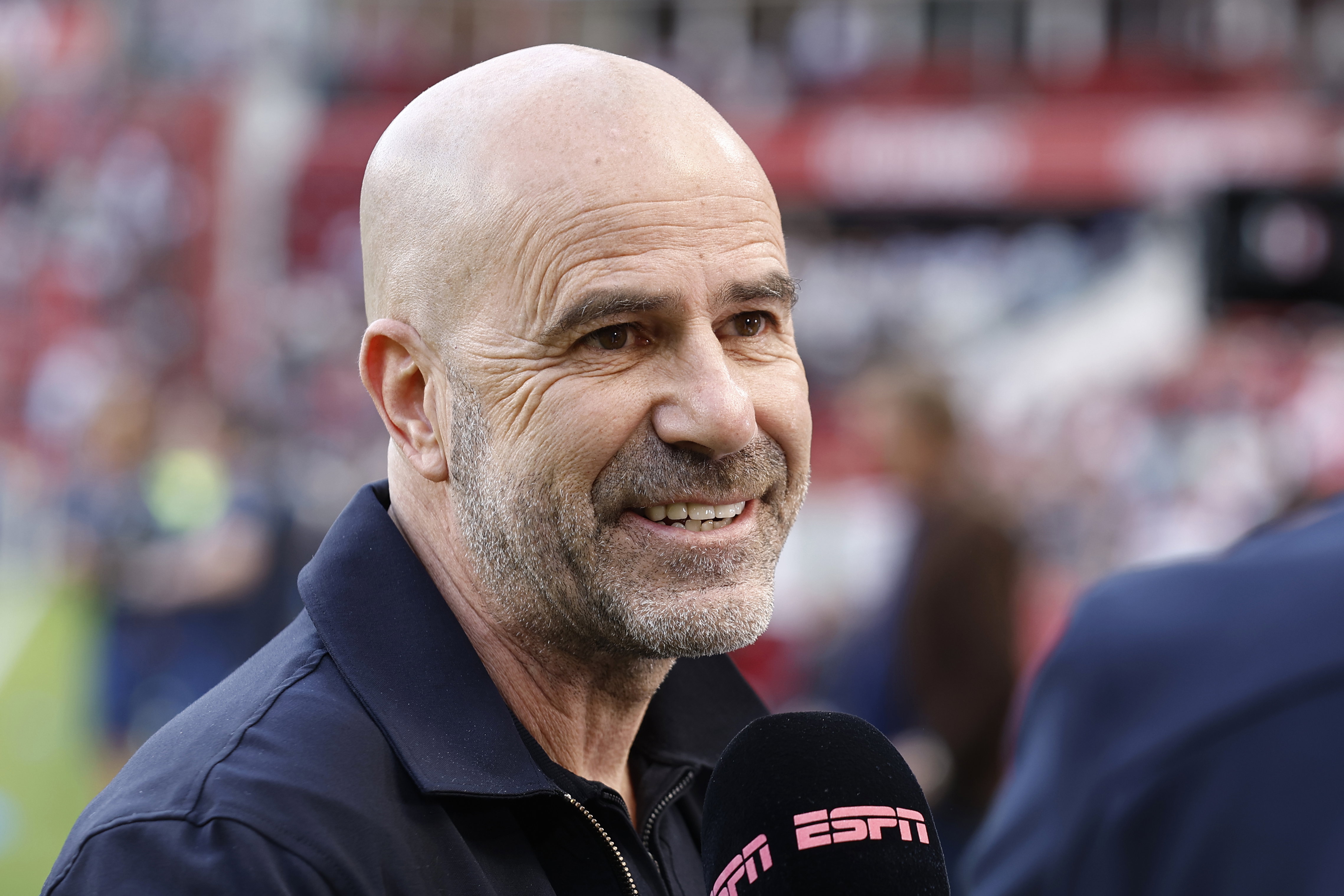 Peter Bosz staat ESPN lachend te woord