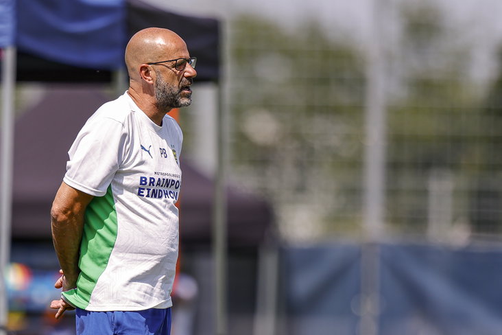 Peter Bosz tijdens het oefenduel met SC Paderborn