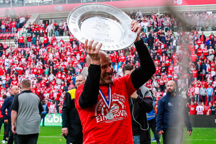 Peter Bosz toont de schaal in het Philips Stadion