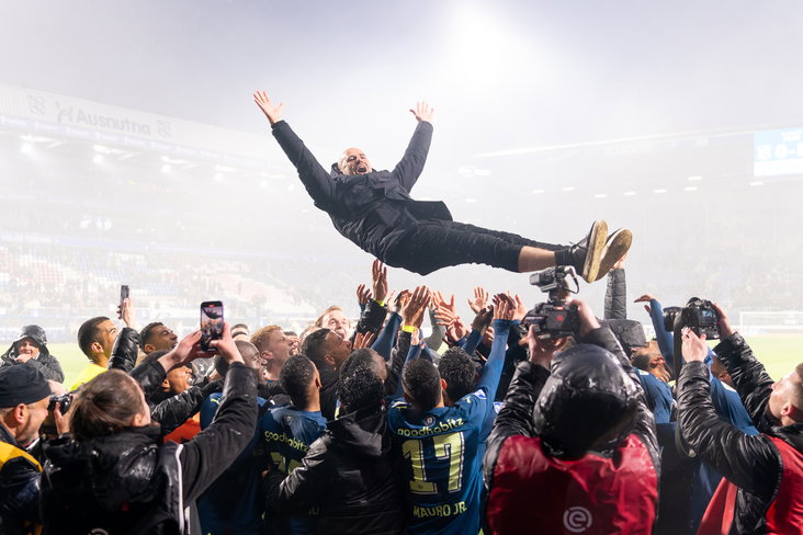 Peter Bosz wordt gejonast na de gigantische overwinning in Heerenveen