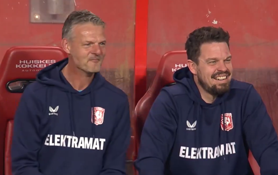Peter Uneken en Sander Duits op de bank van FC Twente, vlak na de goal van Jesper Uneken bij PSV