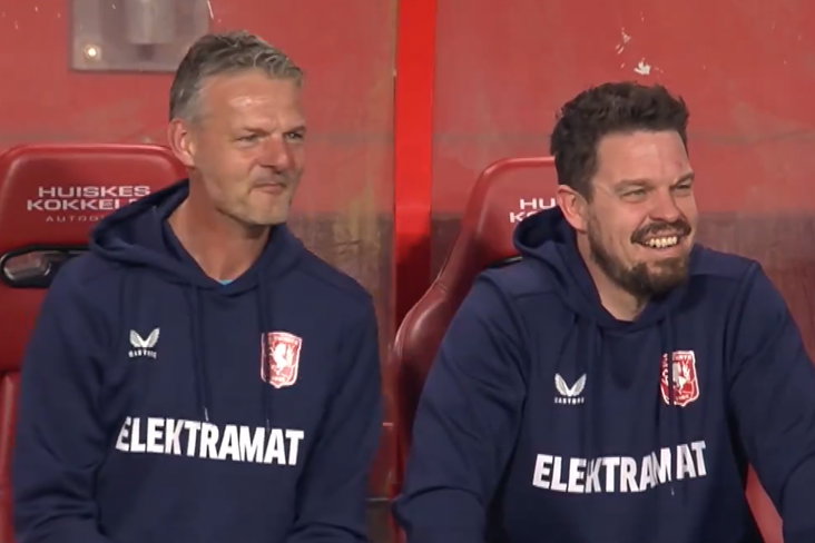 Peter Uneken en Sander Duits op de bank van FC Twente, vlak na de goal van Jesper Uneken bij PSV