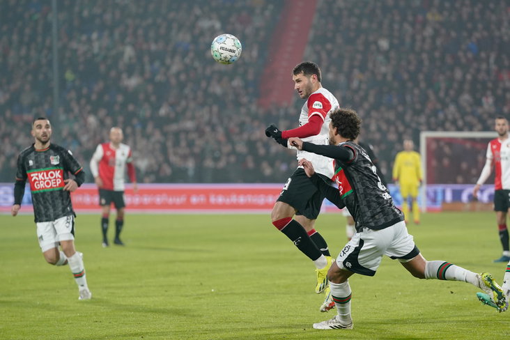 Philippe Sandler in duel met Santiago Giménez