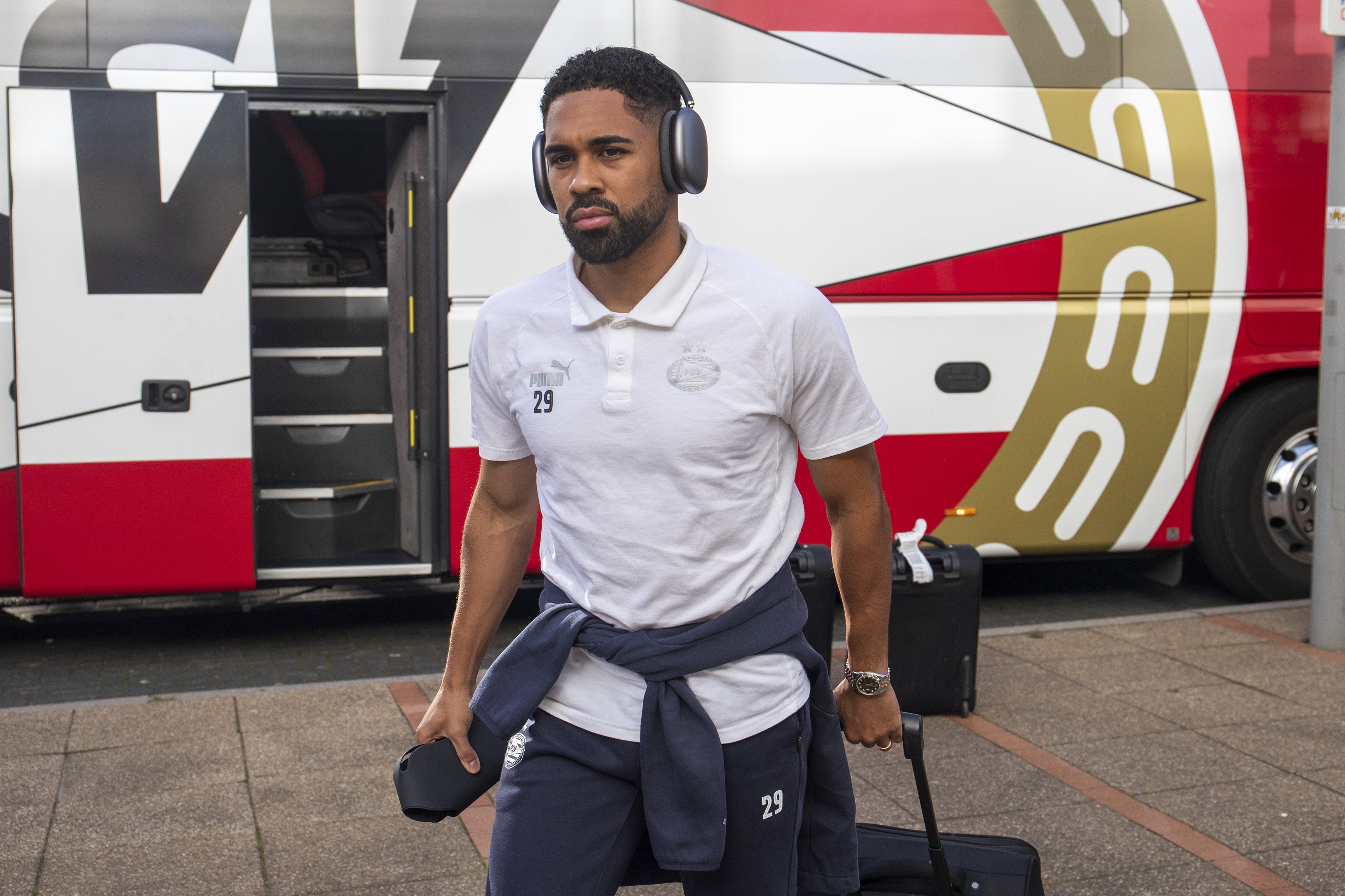 Phillipp Mwene voor de spelersbus van PSV