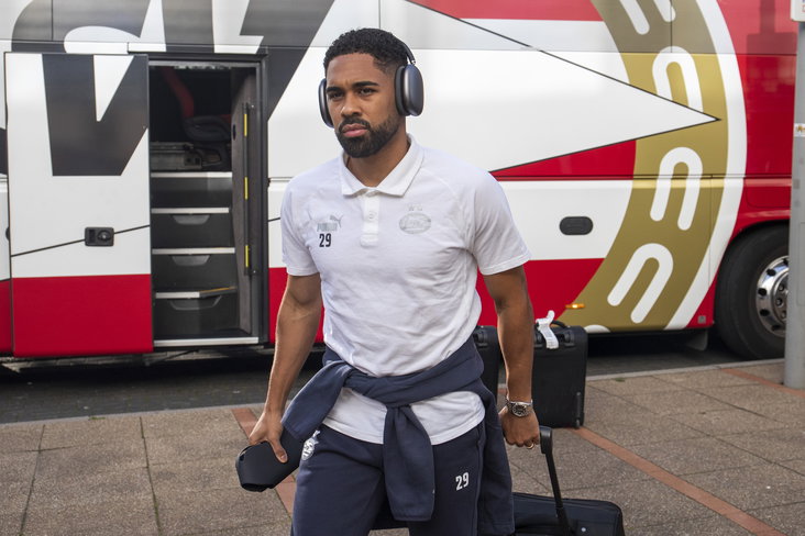 Phillipp Mwene voor de spelersbus van PSV