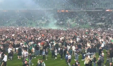 Pitch invasion bij FC Groningen