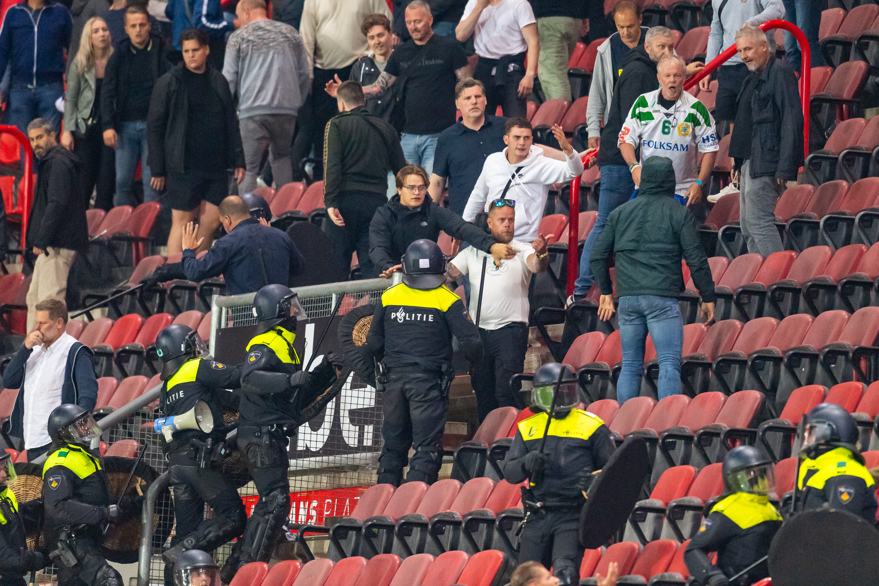 Politie grijpt in bij FC Twente - Hammarby