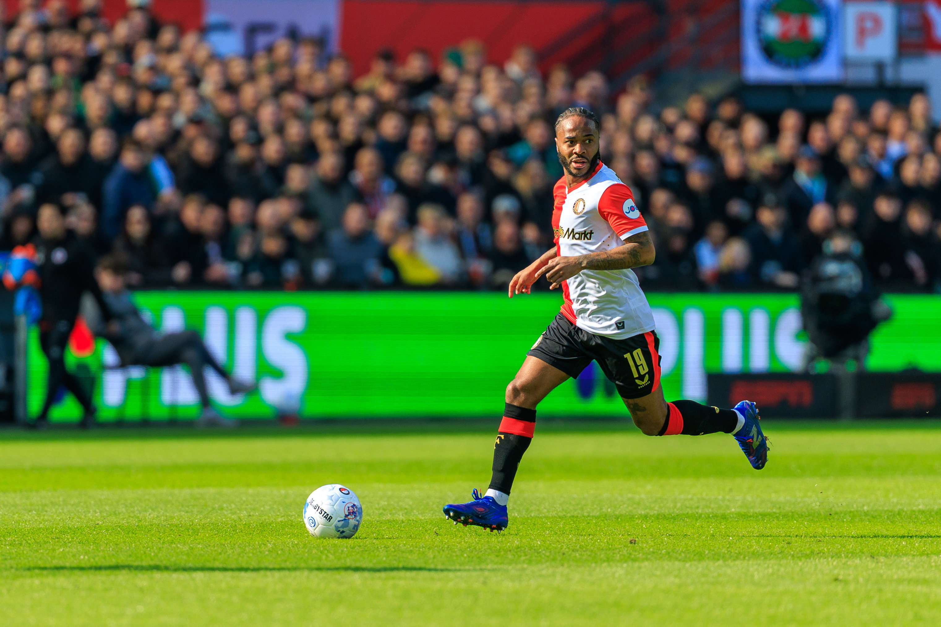 Raheem Sterling aan de bal