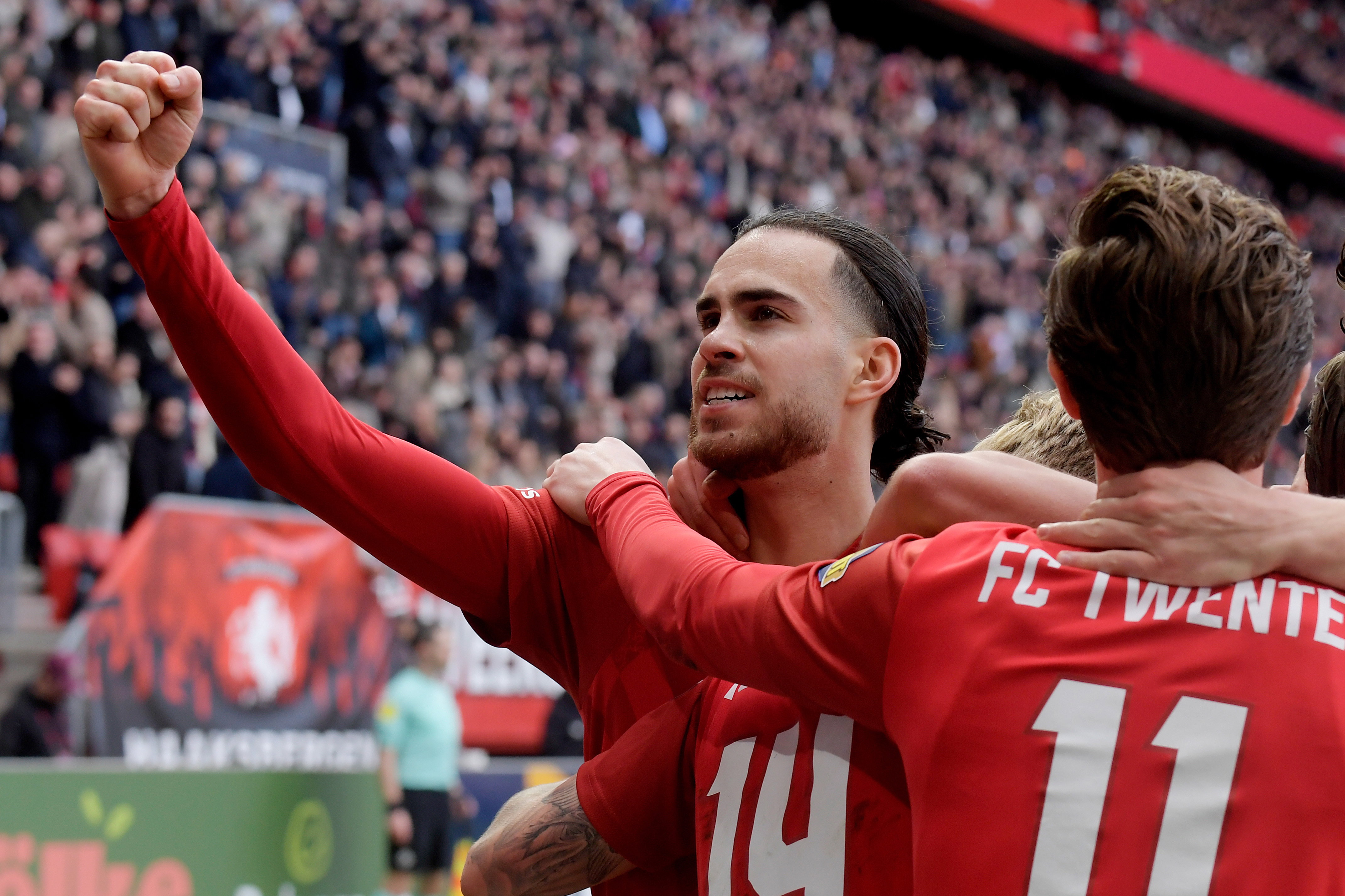 Ramiz Zerrouki juicht na de 2-0 van FC Twente