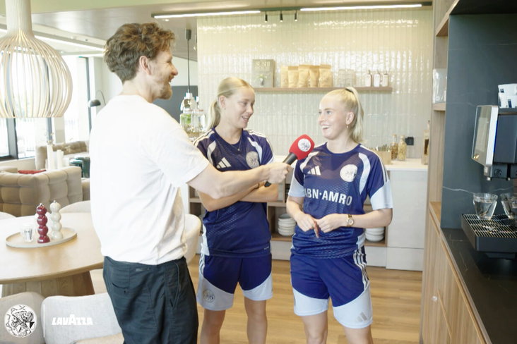 Ranneke Derks en Kealyn Thomas bij Ajax TV