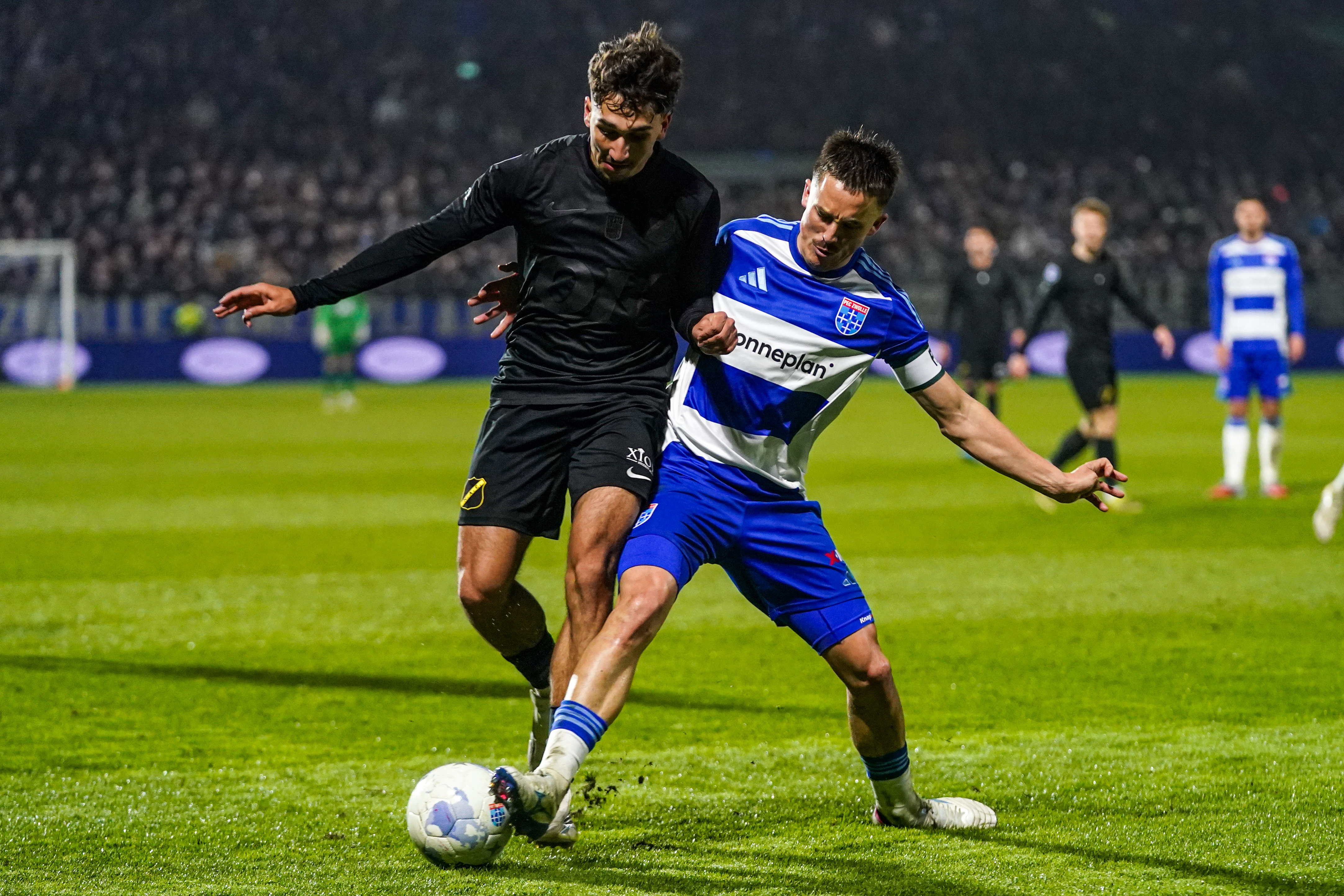 Raul Paula en Ryan Thomas duelleren