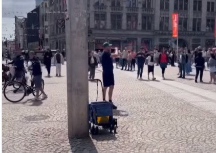 Raymond zingt Feyenoordlied op de Dam