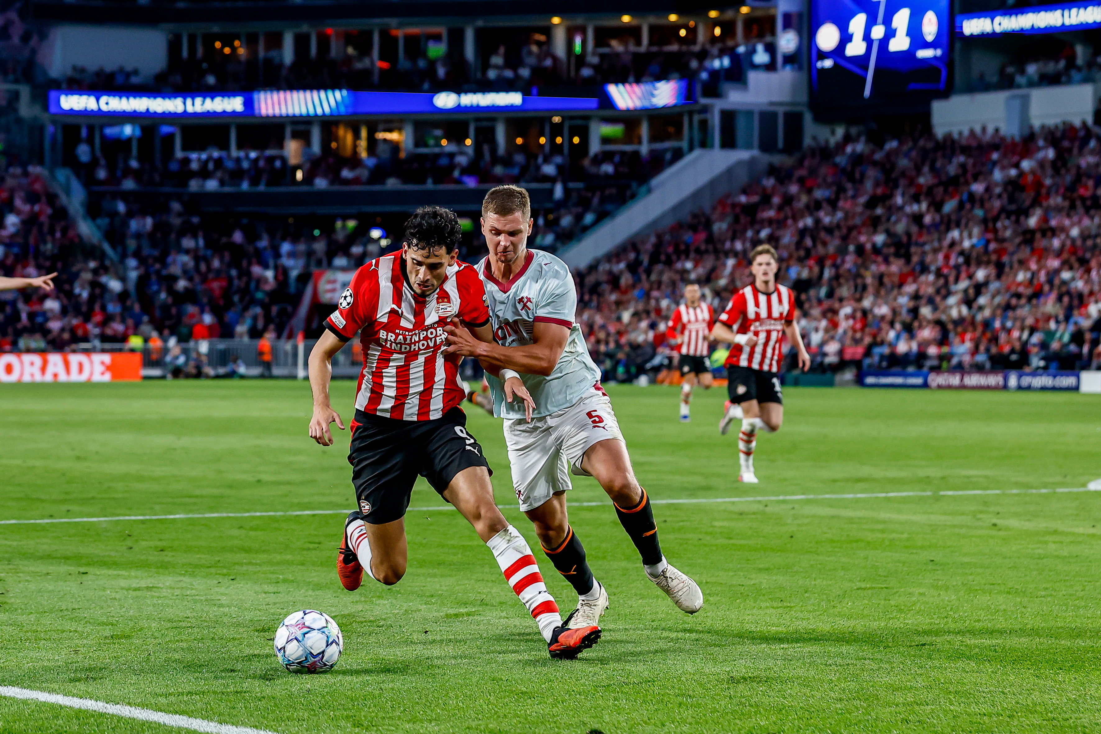 Ricardo Pepi strijdt om de bal