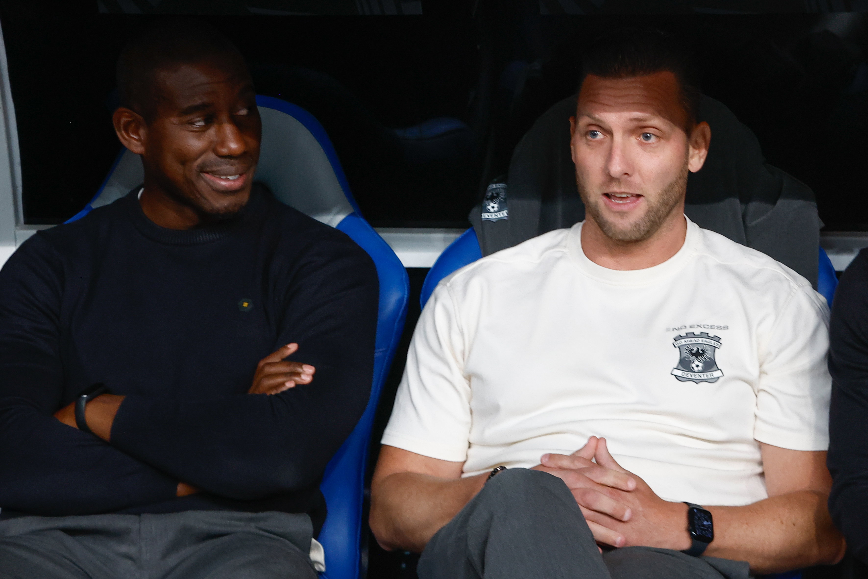 Rick Adjei op de bank naast Melvin Boel