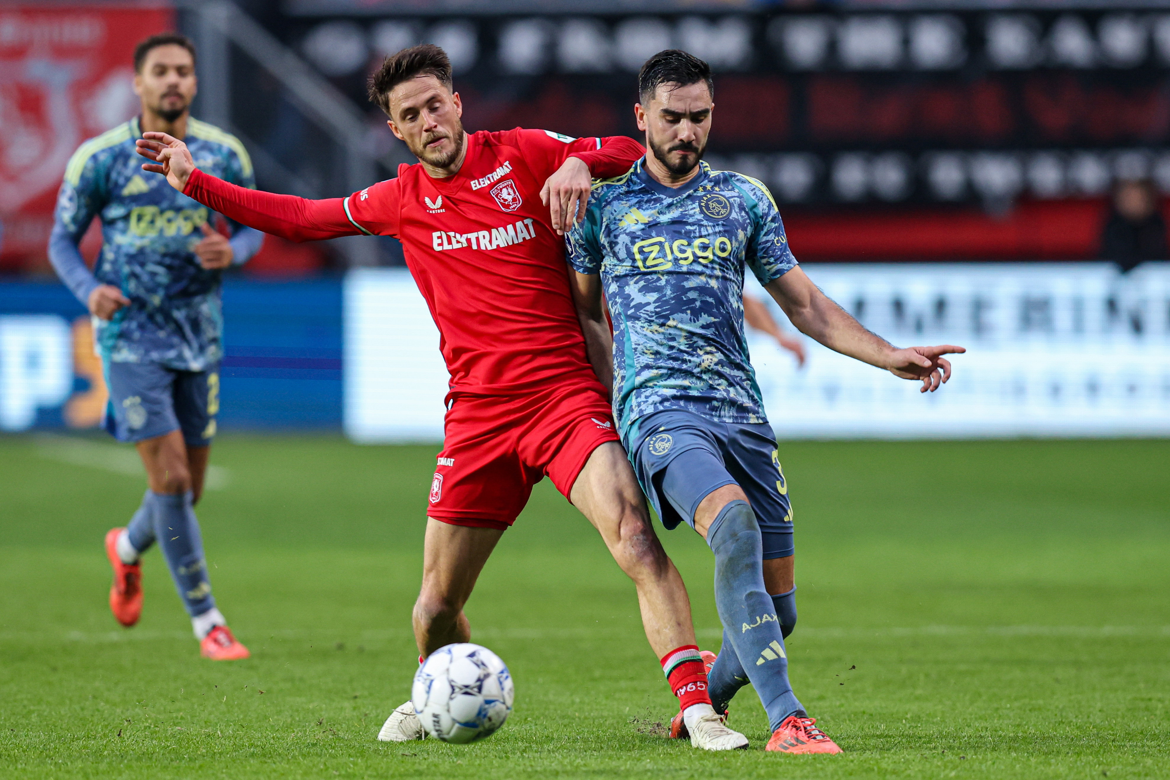 Ricky van Wolfswinkel in duel met Josip Sutalo