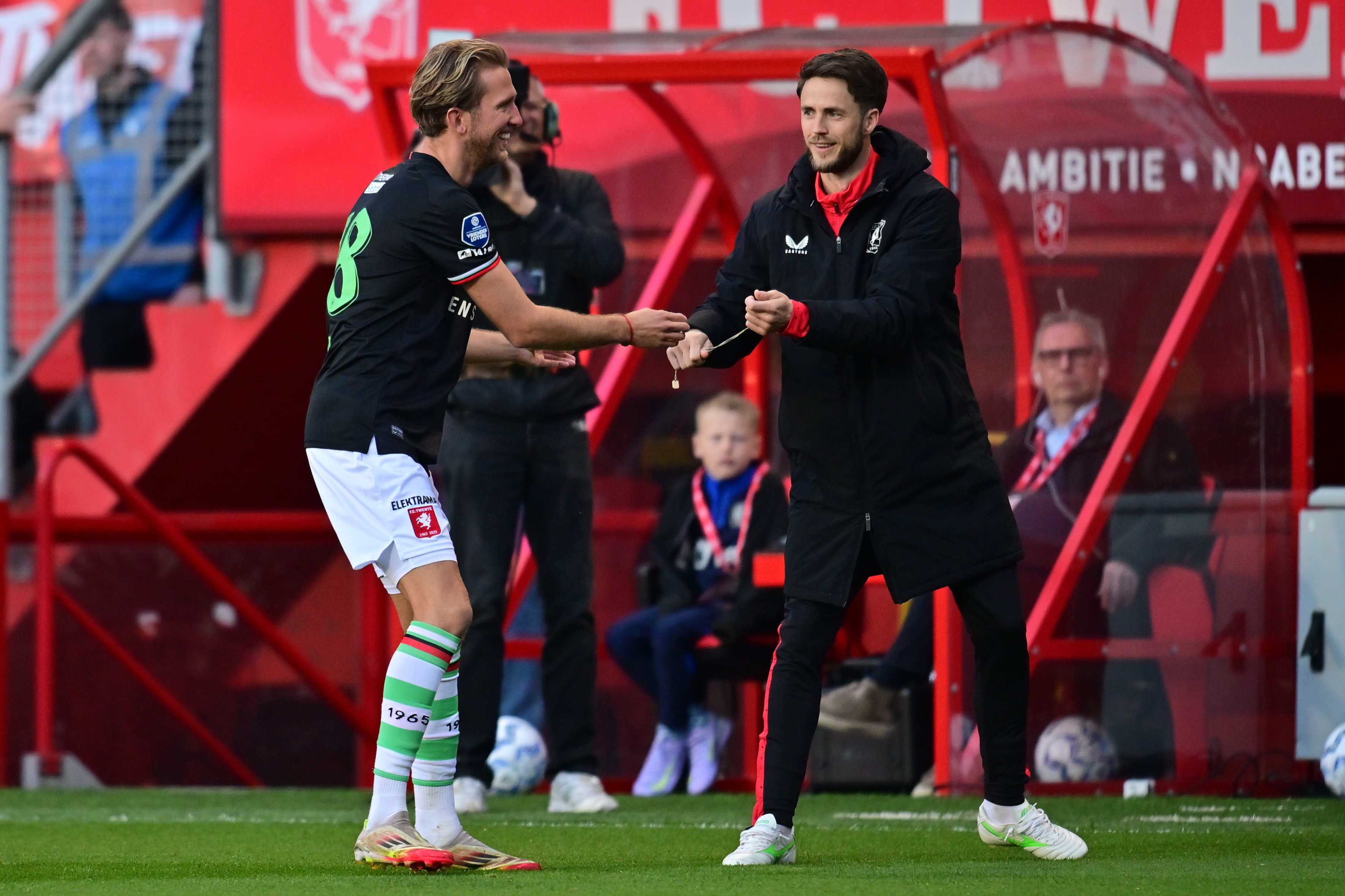 Ricky van Wolfswinkel langs de lijn