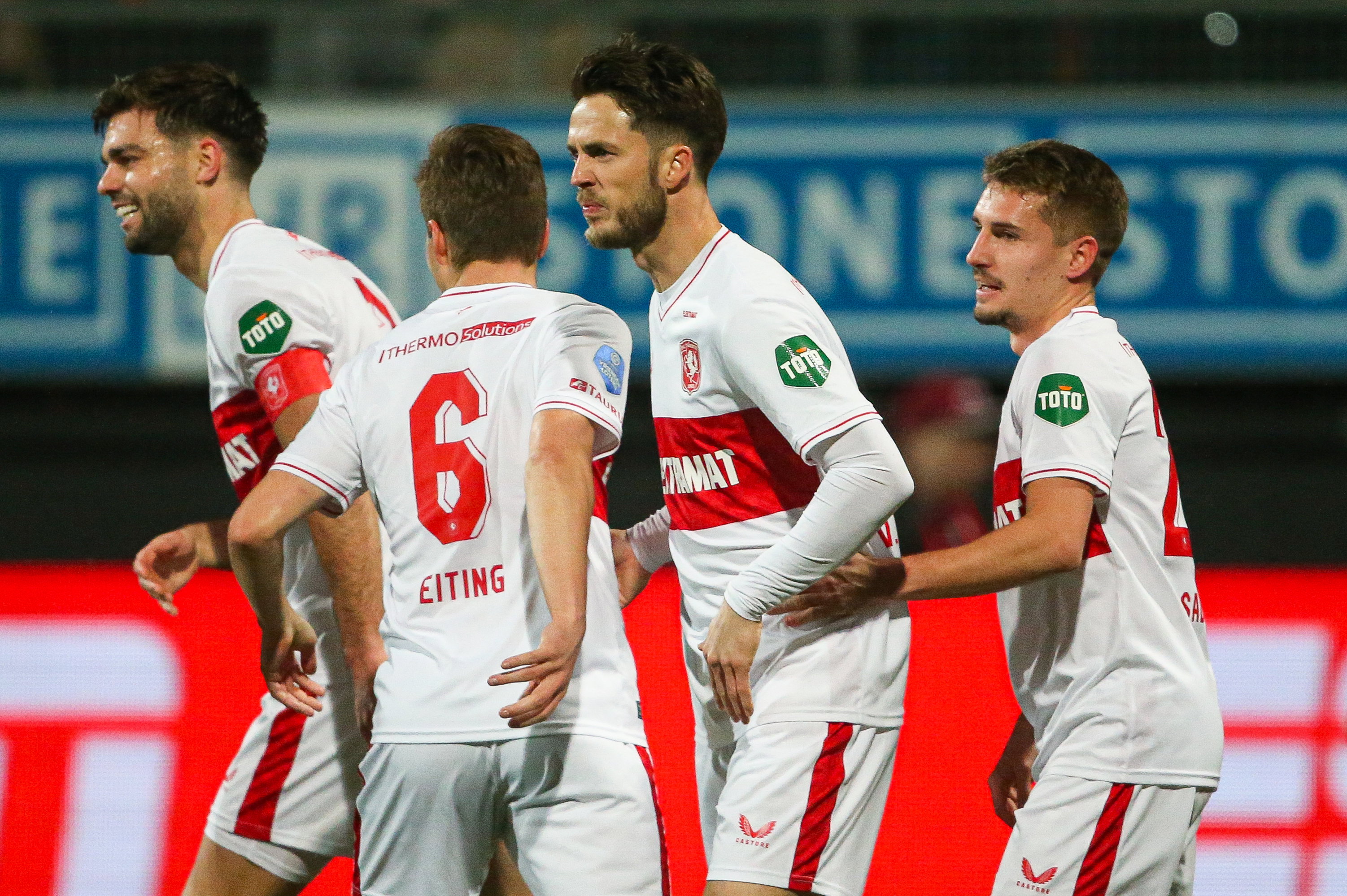 Ricky van Wolfswinkel omringd door medespelers na een goal tegen Excelsior