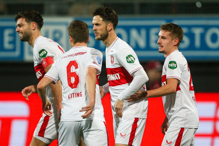 Ricky van Wolfswinkel omringd door medespelers na een goal tegen Excelsior