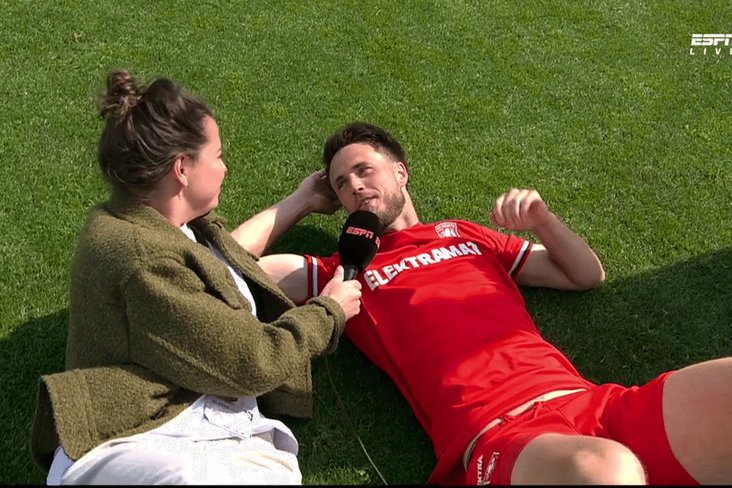 Ricky van Wolfswinkel op het gras