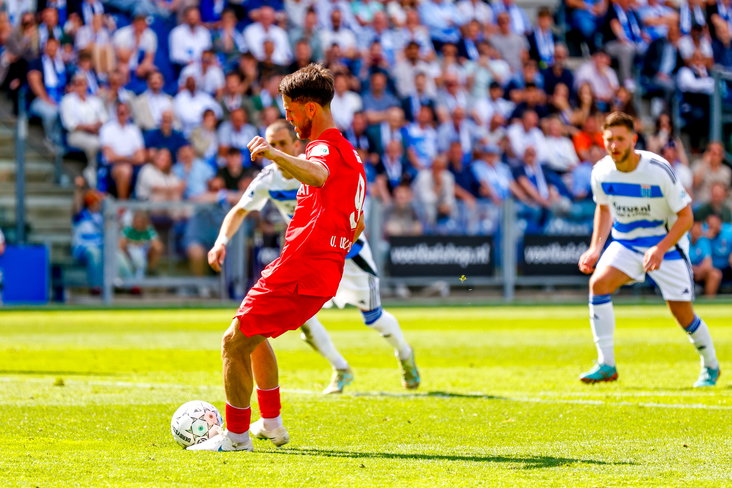 Ricky van Wolfswinkel schiet een penalty erin