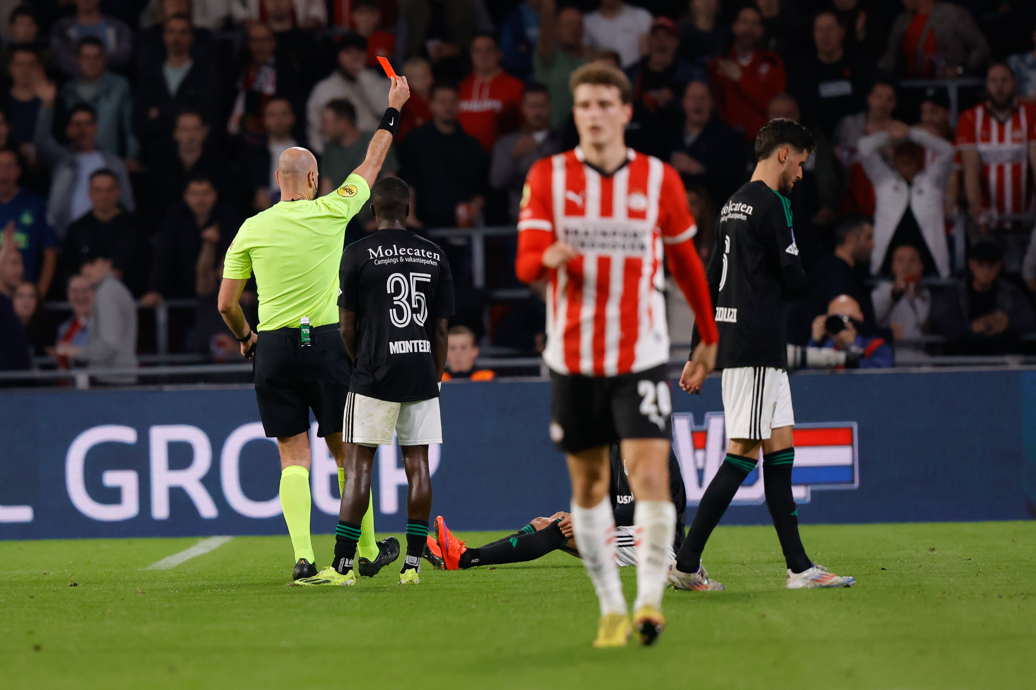 Rob Dieperink geeft een rode kaart aan Younes Namli